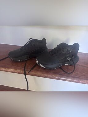 Under Armour Black Kids' Low-Top Basketball Sneakers with White-Speckled Sole
